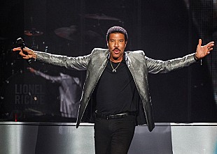 「ライオネル・リッチー、リリース35周年を迎えた「We Are The World」をケイティ・ペリーらと熱唱」