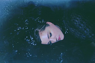 「ジュリアナ・バーウィック、ヨンシー/ノサッジ・シング/メアリー・ラティモア参加の最新ALを7月にリリース」