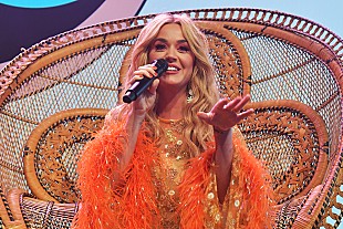 「ケイティ・ペリー、チャリティーのために名曲「この素晴らしき世界」を熱唱」