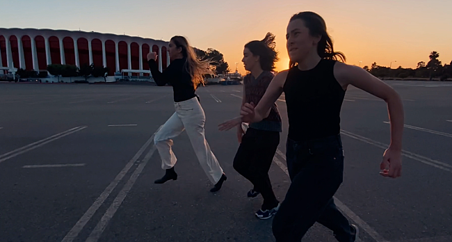 「ハイム、姉妹でガチ・マラソン対決!?　「ドント・ワナ」のMVを公開」1枚目/4