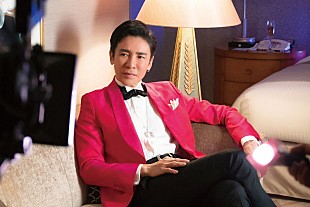 「郷ひろみ、ベッドシーンもある新作MV「ウォンチュー!!!」まるでラグジュアリー・デート」