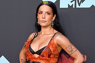 「ホールジー、故ジュース・ワールドへの追悼の意を込めた新タトゥーをお披露目」