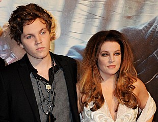 「故エルヴィス・プレスリーの孫、ベンジャミン・キーオが27歳で死去」