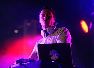 「カイゴ、ティナ・ターナーと1984年のヒット「愛の魔力」のリメイクでコラボ」