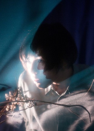 「君島大空、新曲「火傷に雨」配信リリース＆幻想的なMV公開」