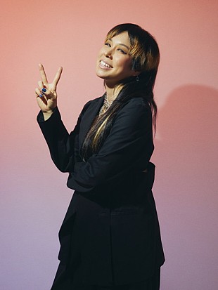 「AI、新曲「Not So Different」＆「ハピネス」アコースティックver.をパフォーマンス」