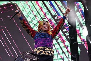 「6ix9ine、自宅軟禁解除後に自由を謳歌する「Punani」MVを公開」