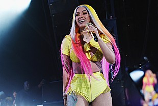 「カーディ・B、警察に殺害された黒人女性ブリアナ・テイラーについて男性ラッパーも声を上げるべきとコメント」