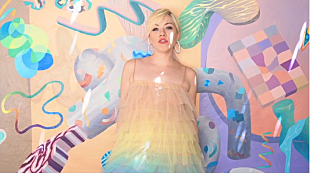 「カーリー・レイ・ジェプセン、“元気づける”新曲「Me And The Boys In The Band」のMV公開」