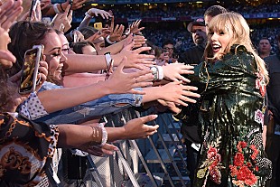 「テイラー・スウィフト『フォークロア』のサイン入りCDが入った荷物を手にしたファンの行為が話題」