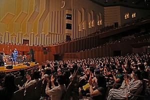 ライブレポート＞藤井フミヤ×西本智実のフルオーケストラ公演が再開