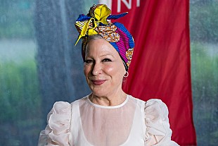 「ベット・ミドラー、メラニア・トランプ大統領夫人のアクセントを揶揄する発言を謝罪」