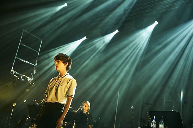 向井太一「向井太一、舞台裏ドキュメンタリー付き生配信ライブで未発表新曲など全18曲披露」1枚目/12