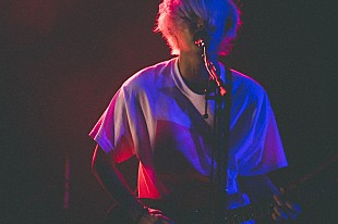 「秋山黄色、アーティストとしての覚醒を伝えたドキュメントのような配信ライブ」