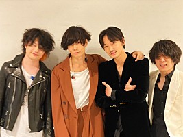 綾野剛と[Alexandros]川上洋平の2ショットが到着 | Daily News | Billboard JAPAN