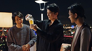 「福山雅治、菅田将暉、中村倫也、屋上テラスで『アサヒスーパードライ』を楽しむ」