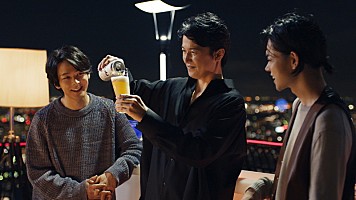 福山雅治、菅田将暉、中村倫也、屋上テラスで『アサヒスーパードライ』を楽しむ | Daily News | Billboard JAPAN