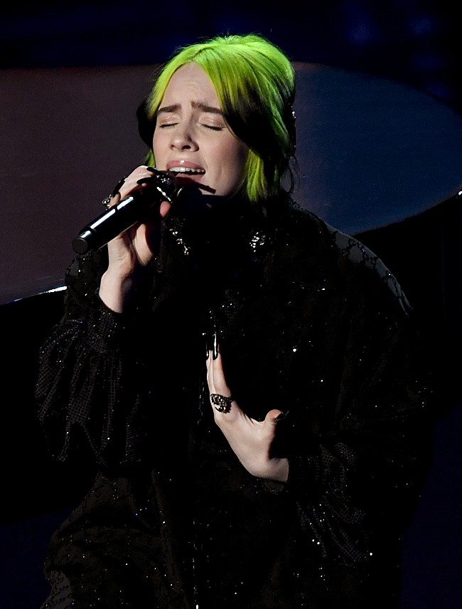 「ビリー・アイリッシュ、映画『007/ノー・タイム・トゥ・ダイ』主題歌のムーディーなMV公開」1枚目/1