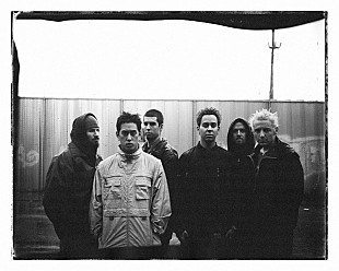 「リンキン・パークが語る、デビュー作『ハイブリッド・セオリー』の成功とその恩恵　故チェスターとの出会いも明かす」