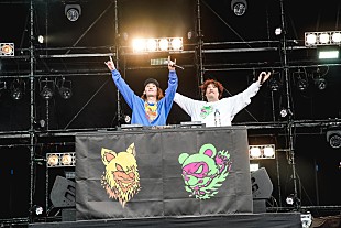 「ビッケブランカ、大阪野外イベントでサプライズ登場の岡崎体育と友情ソング「化かしHOUR NIGHT」をライブ初披露」