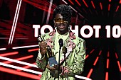 「【2020 #BBMAs】リル・ナズ・X feat.ビリー・レイ・サイラス「Old Town Road」が＜トップ Hot 100 ソング賞＞を受賞」1枚目/1