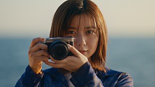 「adieu（上白石萌歌）、「よるのあと」新作MV公開＆写真展も開催」