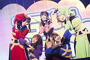 「豆柴の大群、初の有観客ワンマンでクロちゃんが1stアルバム＆写真集のリリース発表」