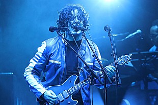 「ジャック・ホワイト、ギターを破壊されたストリート・ミュージシャンに新品をプレゼント」