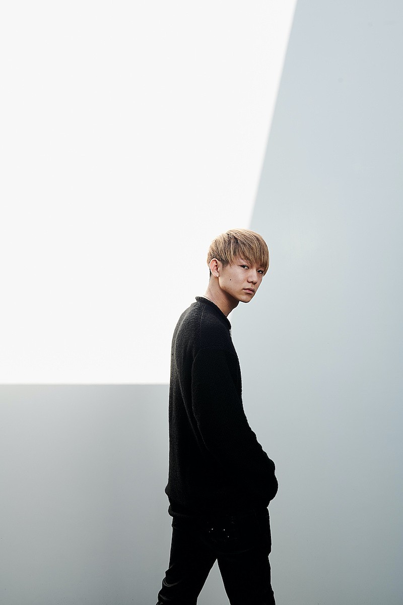 YOSHIKI EZAKI、1stアルバムから先行SG「sweet room」をリリース