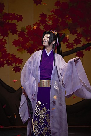 「氷川きよし、衣裳も豪華な芝居×コンサートの特別公演が開幕」