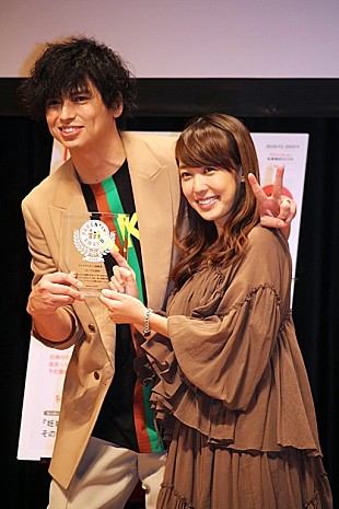 「アレク＆川崎希夫妻、ラブラブな姿を披露　「ペアレンティングアワ－ド」を受賞」