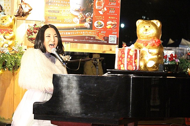 「広瀬香美、日比谷公園で「ロマンスの神様」を熱唱　「冬の女王様」のサプライズ登場に観客も歓喜」1枚目/1