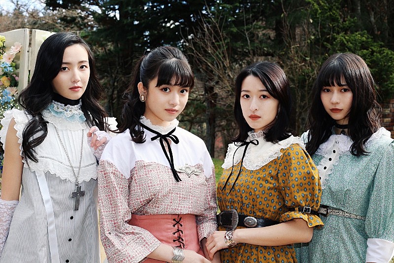 東京女子流、新曲「Hello, Goodbye」花束に囲まれた新ビジュアルのジャケ写公開 