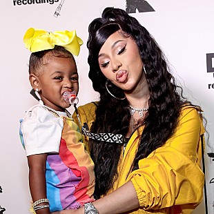 「カーディ・B、娘に「WAP」を聴かせなかったことへの批判に反論「私は子どものために音楽を作ってるんじゃない」」