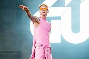 「マシン・ガン・ケリー、長編初監督作『Downfalls High』の最新トレイラー公開」