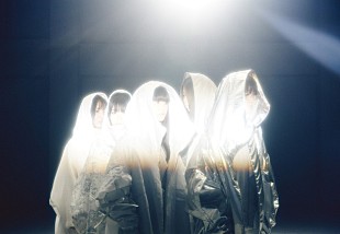 「『ヨルヤン』から誕生したボーカル・コレクティヴ『mzsrz（ミズシラズ）』がDECO*27プロデュースの「夜明け」でデビュー　MVも公開」