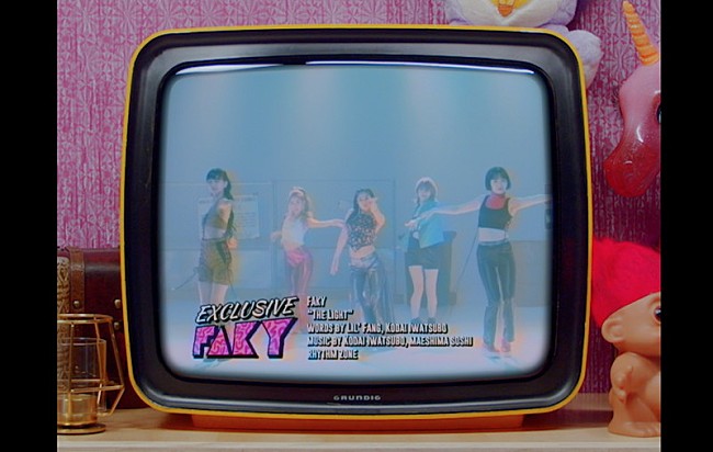 ＦＡＫＹ「FAKY、配信SG「The Light」リリース＆MV公開　手のひらサイズのドールに変身」1枚目/4
