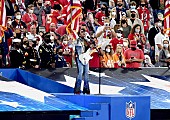 Ｈ．Ｅ．Ｒ．「【第55回NFLスーパーボウル】H.E.R.がアメリカ愛国歌のエモーショナルなパフォーマンスで試合をキックオフ」1枚目/1