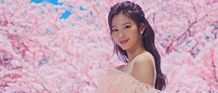 「コブクロ、SANA（TWICE）を迎えて新たに制作「卒業」MV公開」