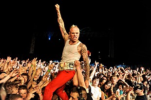 「ザ・プロディジー、故キース・フリント死後初の本格プロジェクトとなるドキュメンタリー製作を発表「これはKeefに捧げる！」」