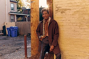 「ジョン・バティステ、ベーシストの父親とコラボしたエモーショナルな新曲「クライ」解禁」