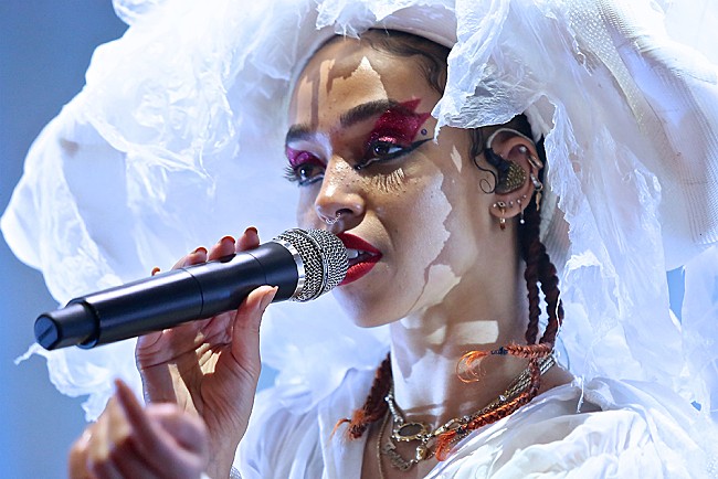 「FKAツイッグス、シャイア・ラブーフから受けていた虐待について語る「生きて切り抜けられたのは奇跡」」1枚目/1