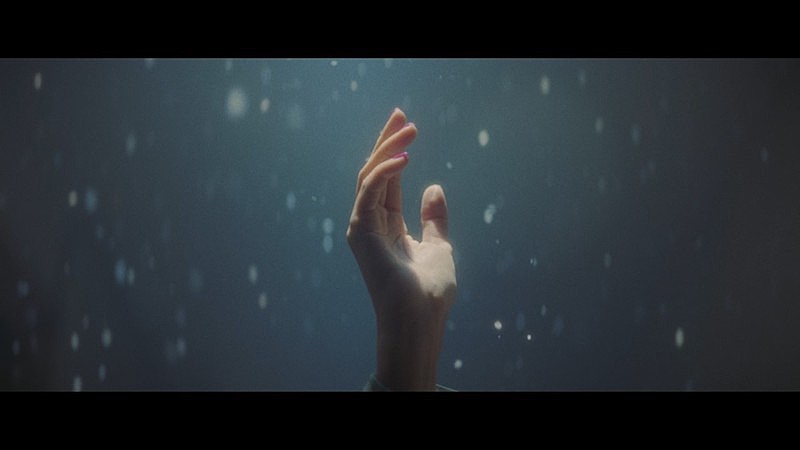 SCANDALの新シングル「eternal」リリース、幻想的な雪が舞うMV公開 
