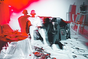 「“Altanative J-POP”を掲げる2人組・CANDYGIRL、宇宙の暗闇を描いた「Entrance」配信リリース」