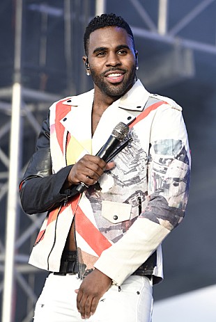 「ジェイソン・デルーロ、恋人ジェナ・フルメスとの間に第一子誕生へ」