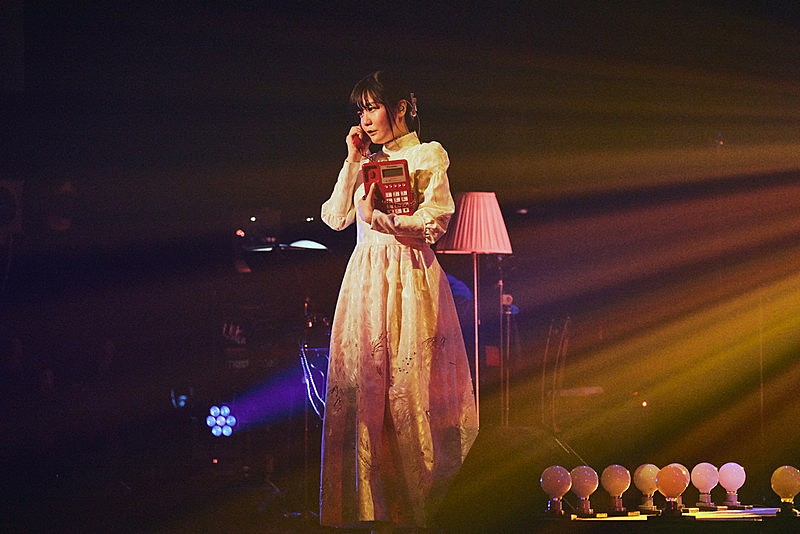 吉澤嘉代子、物語性のあるステージでオーディエンスを魅了【赤青ツアー2021】 | Daily News | Billboard JAPAN