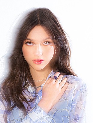 「オリヴィア・ロドリゴ、2ndシングル「deja vu」の和訳付きMV公開」