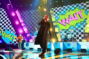 「マルーン5のアダム・レヴィーン、シルバー・ヘアを披露」