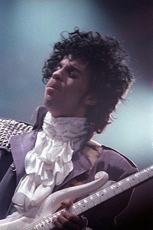 「故プリンス、5年目の命日にファンがペイズリー・パークを訪れる」