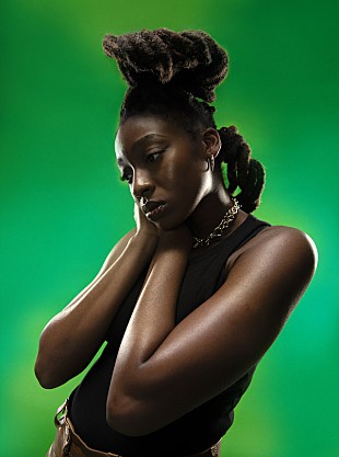 「リトル・シムズ、9/3発売のニュー・アルバムから新曲「Introvert」解禁」